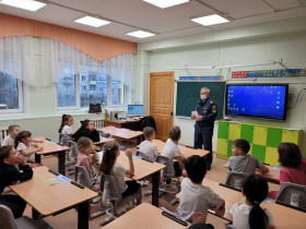 Инспектор ГИМС рассказывает школьникам о безопасности.